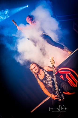 10 Kissin Dynamite